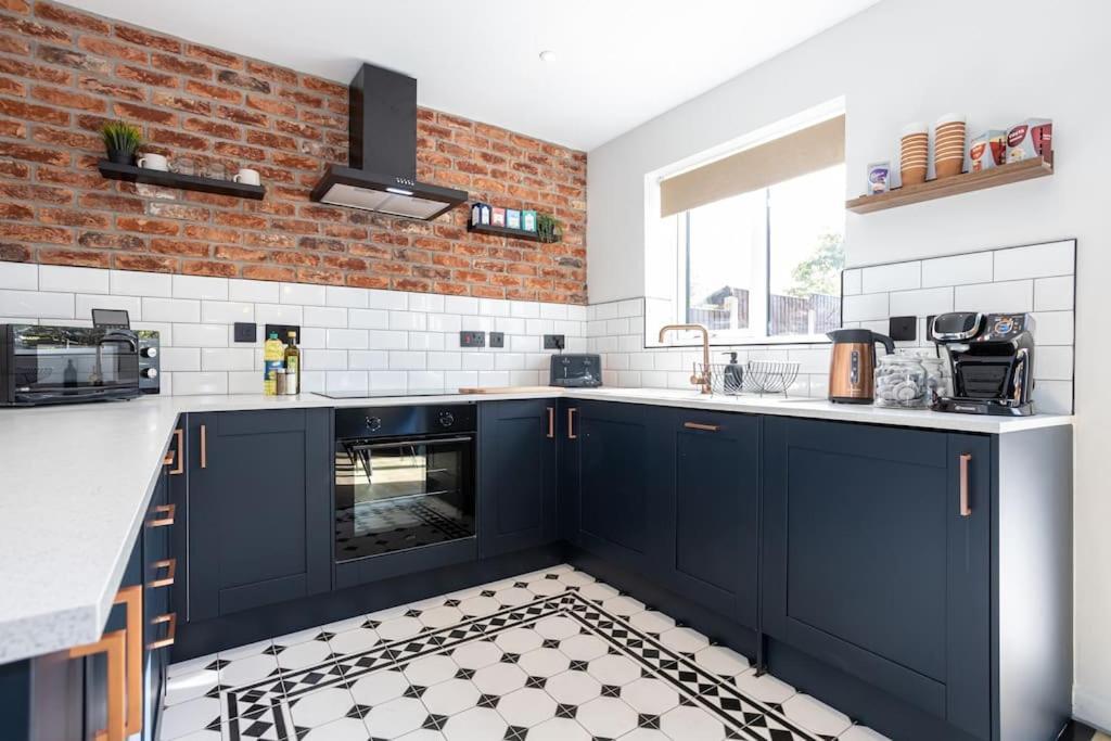 Railway House - Central Warrington - Sleeps 6 المظهر الخارجي الصورة