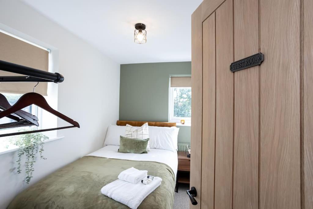 Railway House - Central Warrington - Sleeps 6 المظهر الخارجي الصورة