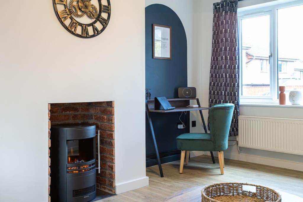 Railway House - Central Warrington - Sleeps 6 المظهر الخارجي الصورة