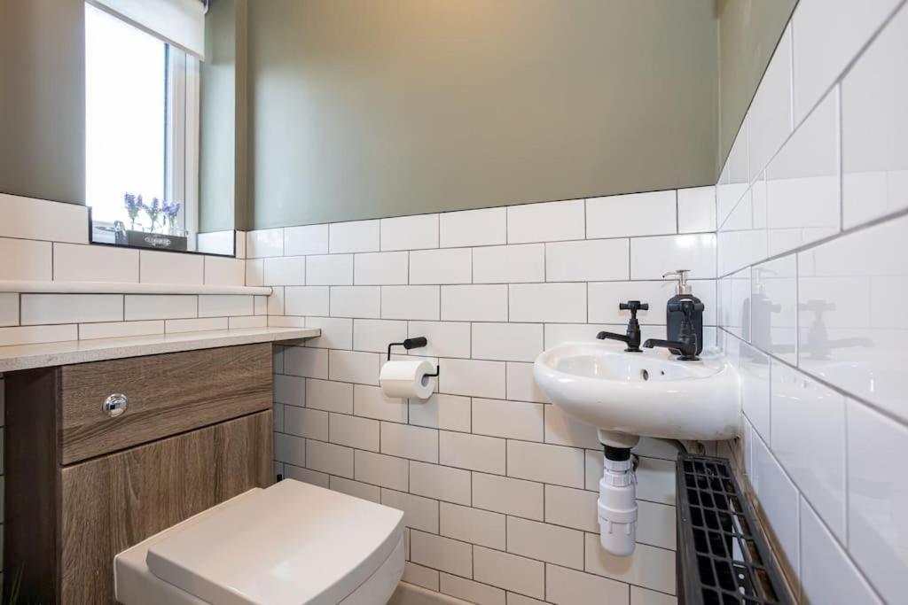 Railway House - Central Warrington - Sleeps 6 المظهر الخارجي الصورة